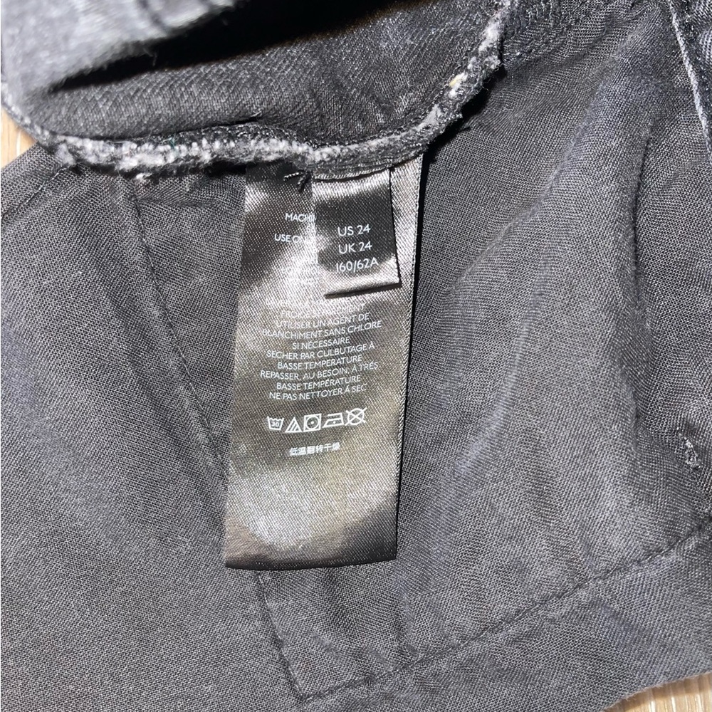 BDG by Urban Outfitters Girlfriend Highrise Black Distressed Shorts. Size 24 - Picture 5 of 5